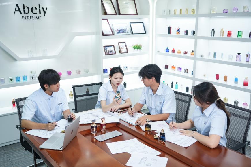Professional perfume bottle design team