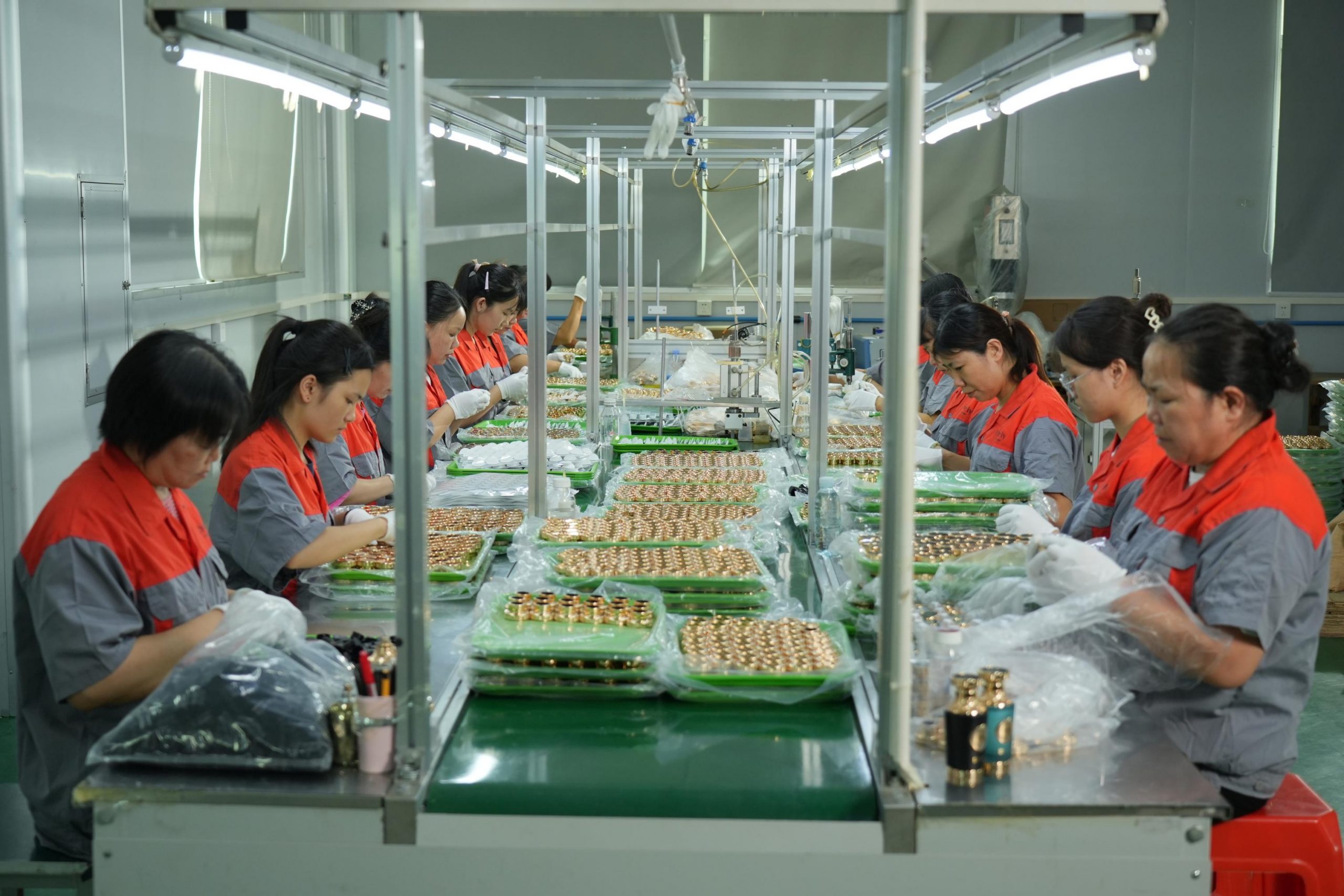 Professional fragrance bottles inspection team