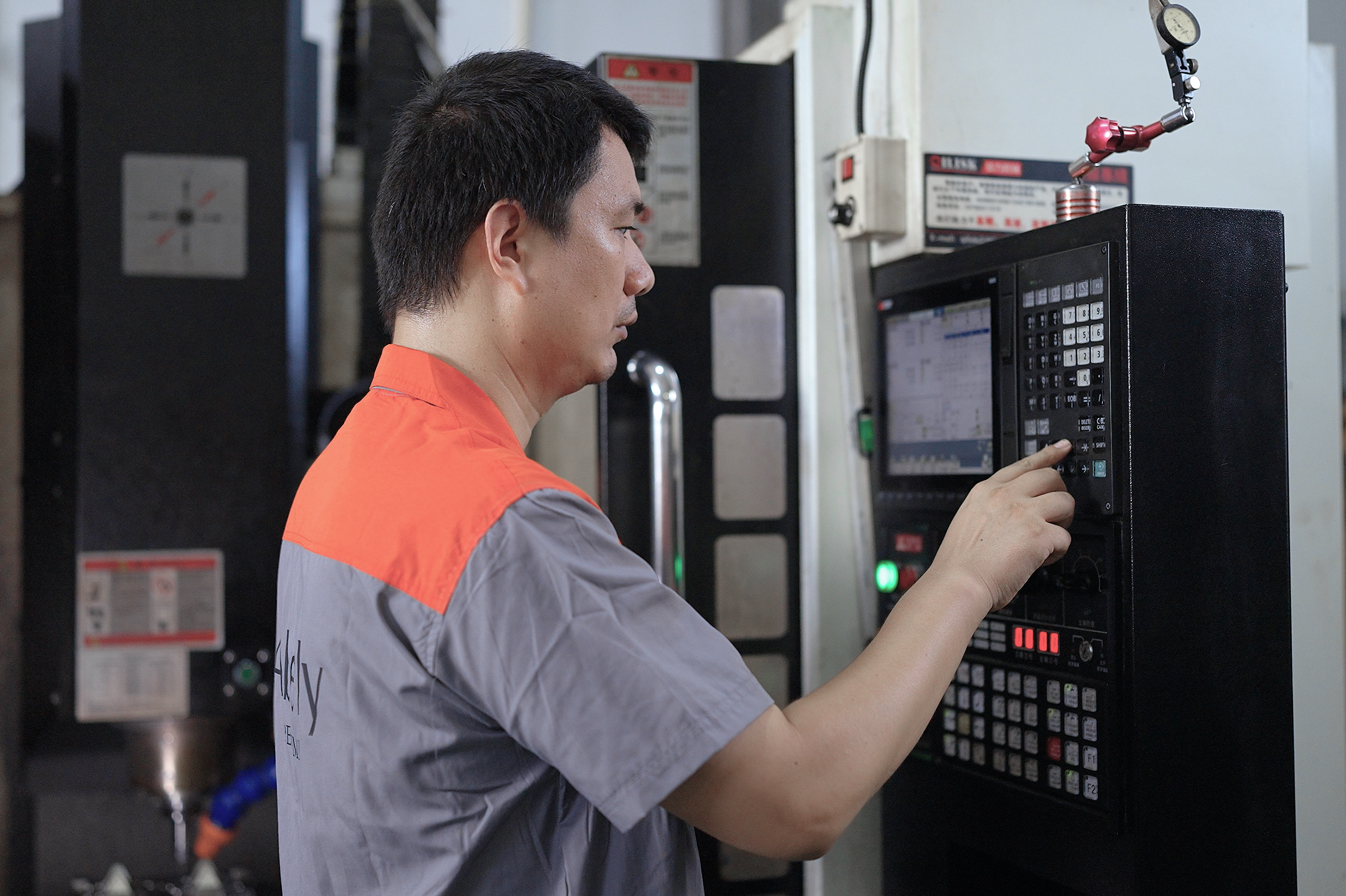 Automated production ensures batch stability of cologne bottles