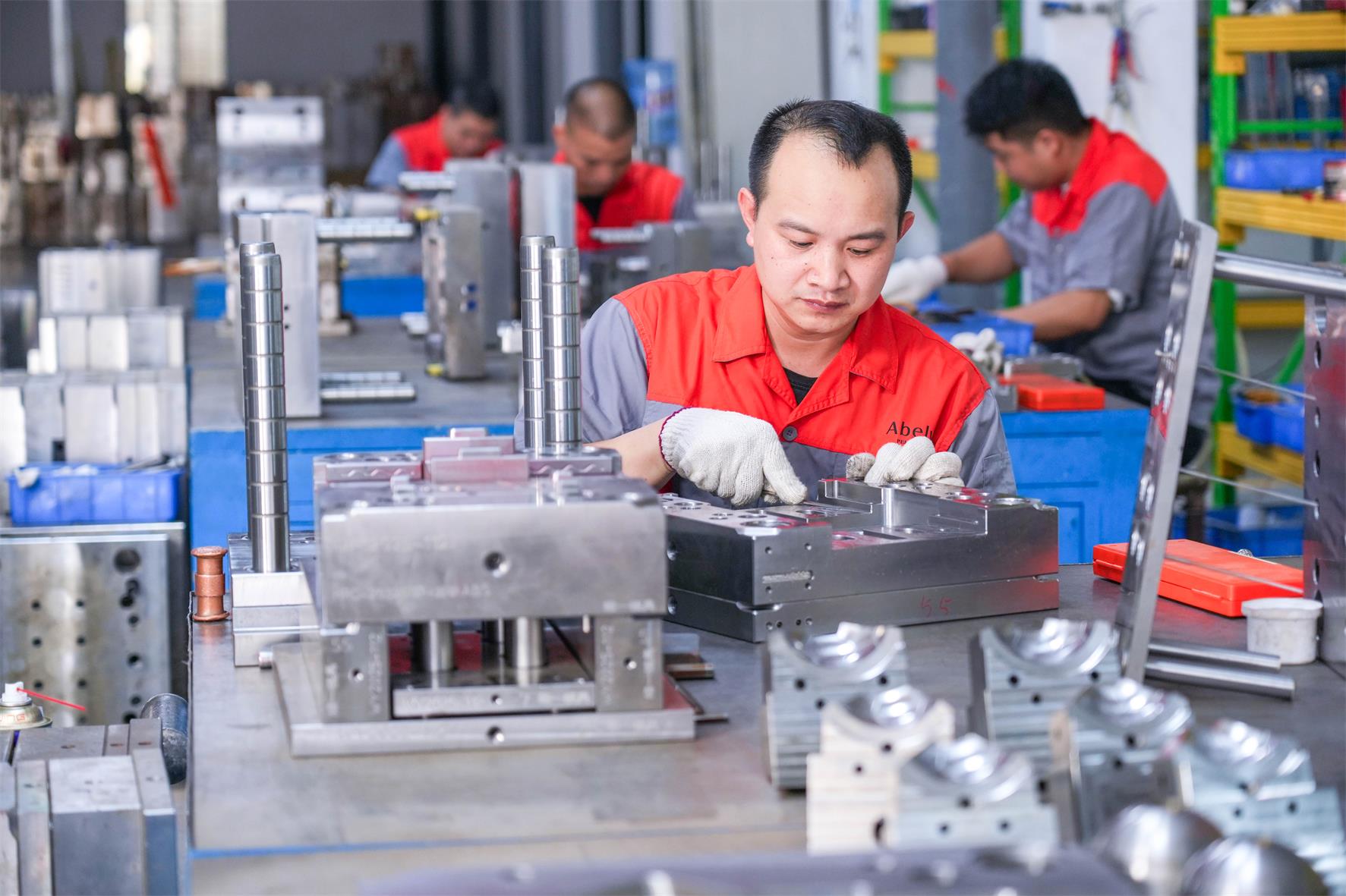 Precision mold manufacturing for cologne flacons